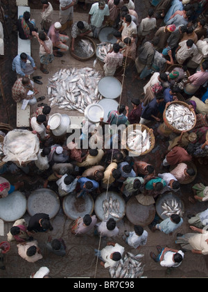 Gli acquirenti e i venditori in un esterno di mercato del pesce Foto Stock