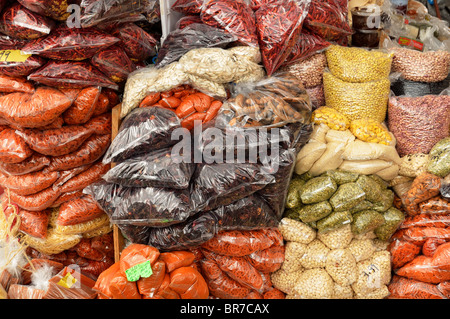 Sacchetti di peperoni (Capsicum annuum) presso un mercato delle pulci, Oakland CA Foto Stock