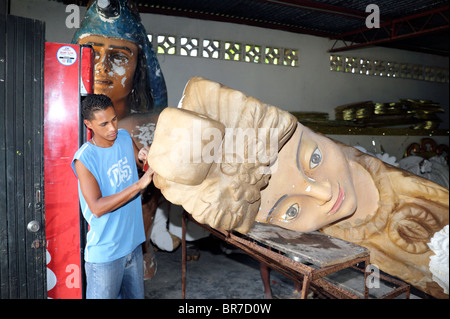 Uomo che fa un gigante di cartapesta figura per carnevale , galleggiante Parita , vicino a Chitre, penisola di Azuero , Panama . Foto Stock