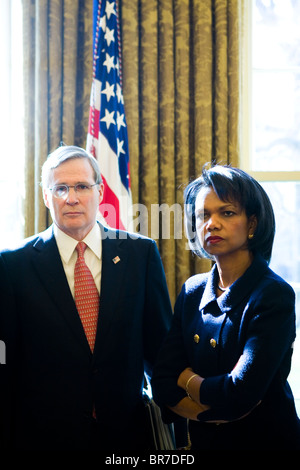 Il consigliere per la sicurezza nazionale Stephen Hadley parla con il Secrtary of State Condoleezza Rice nell'ufficio ovale della Casa Bianca Foto Stock