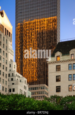 Nel tardo pomeriggio di riflessioni su edifici in Midtown Manhattan, New York City USA Foto Stock