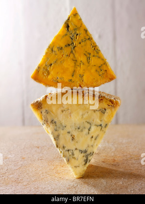 Inglese formaggio blu cunei - stilton, Stilton bianco blacksticks amd Foto Stock