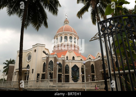 San Giorgio Cattolica (Forane) Chiesa siriana a Angamally (la più grande chiesa in India del Sud). nei pressi di Ernakulam, Kerala, India. Foto Stock