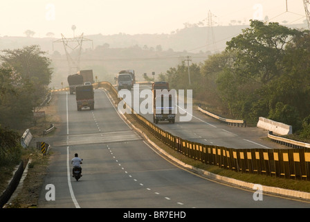 Autostrada nazionale (NH7) vicino Hosur, Tamil Nadu. Foto Stock