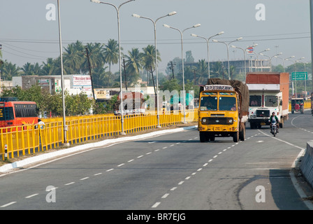 Autostrada nazionale (NH7) nei pressi di Dharmapuri, Tamil Nadu. Foto Stock