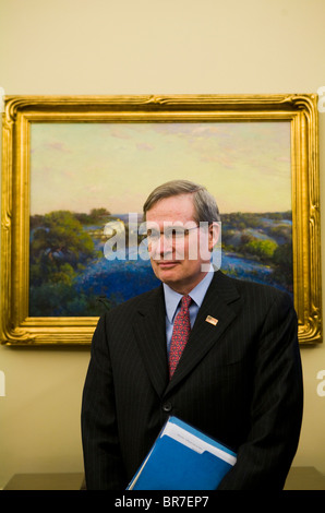 Stephen Hadley, consigliere per la sicurezza nazionale della Casa Bianca, visto nell'ufficio ovale della Casa Bianca Foto Stock