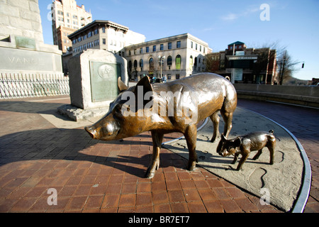 Arte pubblica - bronzo - Suini - presso il Vance Memorial in Pack Sqaure nel cuore del centro cittadino di Asheville NC Foto Stock