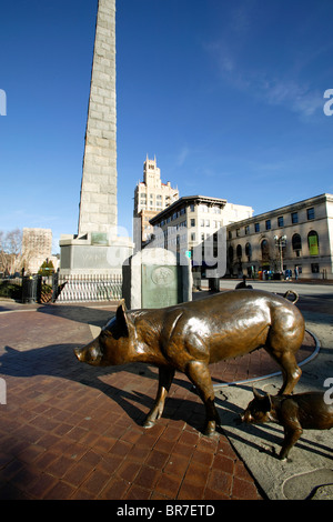 Arte pubblica - bronzo - Suini - presso il Vance Memorial in Pack Sqaure nel cuore del centro cittadino di Asheville NC Foto Stock