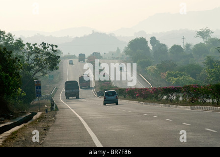 Autostrada nazionale (NH7) vicino Hosur, Tamil Nadu. Foto Stock