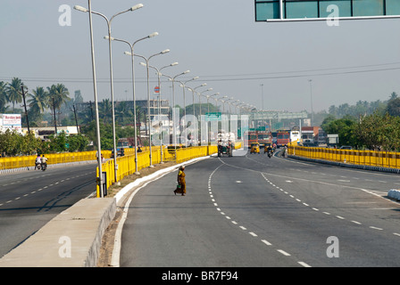 Autostrada nazionale (NH7) nei pressi di Dharmapuri, Tamil Nadu. Foto Stock