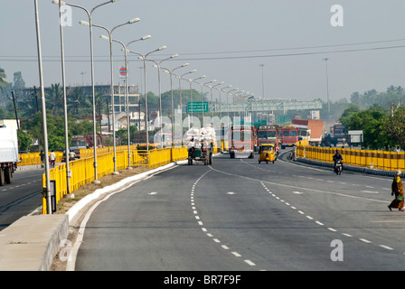 Autostrada nazionale (NH7) nei pressi di Dharmapuri, Tamil Nadu. Foto Stock