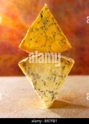 Inglese formaggio blu cunei - stilton, Stilton bianco blacksticks amd Foto Stock