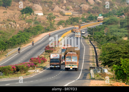 Autostrada nazionale (NH7) vicino Hosur, Tamil Nadu. Foto Stock