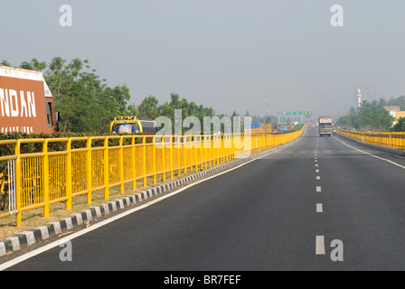 Autostrada nazionale (NH7) nei pressi di Dharmapuri, Tamil Nadu. Foto Stock