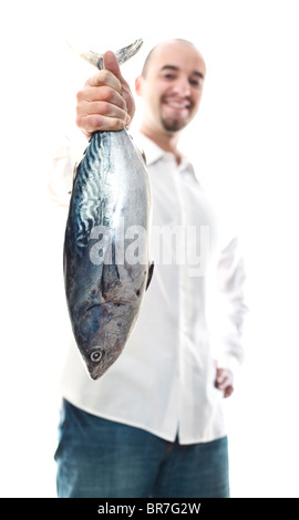 Uomo caucasico tenere grandi di tonno in sua mano il fuoco selettivo