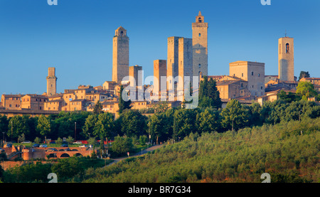 San Gimignano è una piccola collina medievale città della Toscana, Italia Foto Stock
