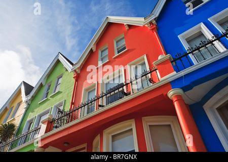 Vivacemente colorato alloggiamento sulla spiaggia di Whitehead, un popolare resort sul mare irlandese nella contea di Antrim, Irlanda del Nord Foto Stock