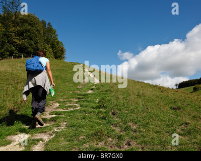 Donna che cammina lungo il South Downs. Foto Stock