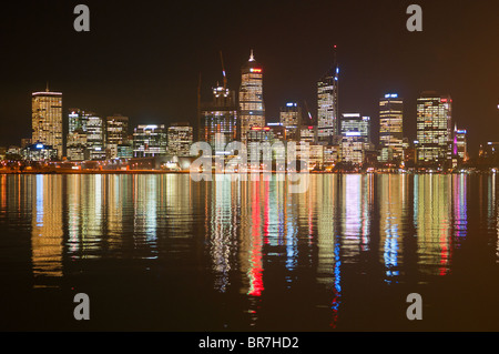 Città di Perth si riflette nel fiume Swan di notte Foto Stock