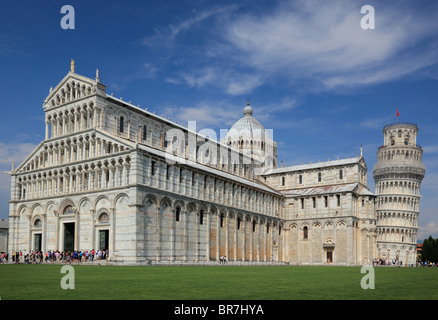 Il Duomo e la mitica Torre Pendente di Pisa la Piazza dei Miracoli, Italia Foto Stock