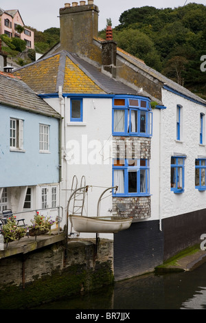 Fishermans cottages sulla banchina del porto al tradizionale villaggio di pescatori di Polperro Cornwall Regno Unito Foto Stock