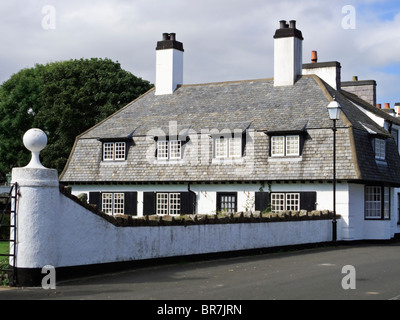 Maud cottages nel villaggio di Cushendun sulla contea costa di Antrim, Irlanda del Nord Foto Stock