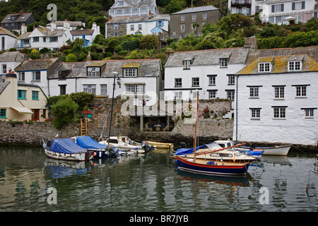 Barche ormeggiate nel porto al lavoro tradizionale villaggio di pescatori di Polperro Cornwall Regno Unito Foto Stock