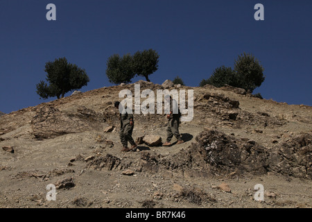 Combattenti curdi del Partito dei Lavoratori del Kurdistan o PKK camminando nelle montagne Quandil, vicino alla frontiera iraniana dell' Iraq settentrionale Foto Stock