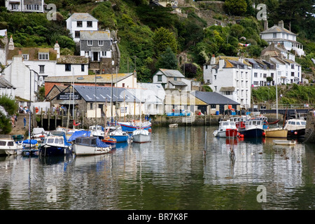 Barche ormeggiate nel porto al lavoro tradizionale villaggio di pescatori di Polperro Cornwall Regno Unito Foto Stock