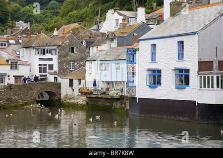 Cottage sulla banchina del porto al tradizionale villaggio di pescatori di Polperro, Cornwall, Regno Unito Foto Stock