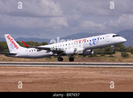 Air Europa Embraer 195 aeromobili jet di linea aerea decollo all'aeroporto di Palma Mallorca in Spagna nel 2010 Foto Stock