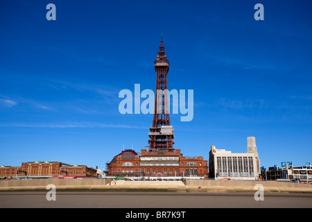 La Blackpool Tower e nuovo Seawall Foto Stock