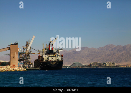 Bulk Carrier THOR DINAMICO ormeggiato nel cantiere navale Eilat, nel sud di Israele Foto Stock