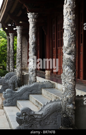 Il Vietnam, la tinta, la Cittadella, Enclosure imperiale, Thai Hoa Palace, pietra intagliata colonnato Foto Stock