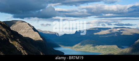 Lago Gjende visto dalla cresta Besseggen, parco nazionale di Jotunheimen, Norvegia Foto Stock