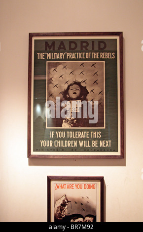 Un britannico poster di propaganda circa il bombardamento tedesco di Spagna sul display all'Imperial War Museum di Londra, Regno Unito. Foto Stock