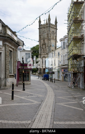 Centro shopping arcade a St Austell e la chiesa della Santa Trinità, Truro, Cornwall, Regno Unito Foto Stock