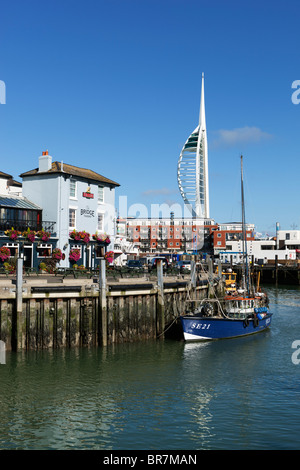 Vista del ponte taverna e Spinnaker Tower Foto Stock