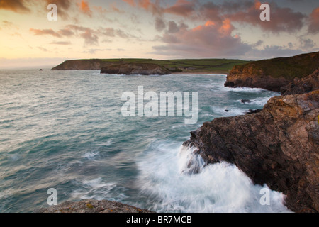 Chiesa Gunwalloe Cove; Cornovaglia; da scogliere vicino a Poldhu Foto Stock