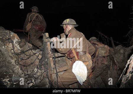 Andando oltre la parte superiore. La ricreazione della vita nelle trincee della Prima Guerra Mondiale presso l'Imperial War Museum di Londra, Regno Unito. Foto Stock