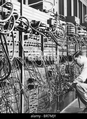 ENIAC COMPUTER Glen Beck che lavora sul computer nel 1946 presso la US Army Ballistic Research Laboratory nel Maryland. US Army foto Foto Stock