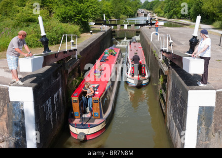 Due [imbarcazioni strette] entrando in un blocco sul [Grand Union Canal) in Hatton Warwickshire Foto Stock