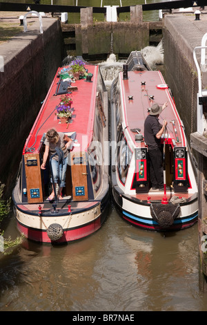 Due [imbarcazioni strette] entrando in un blocco sul [Grand Union Canal) in Hatton Warwickshire Foto Stock