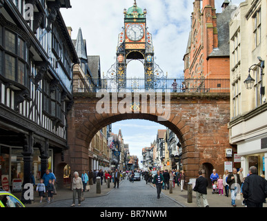 Negozi e Eastgate Clock, Chester, Cheshire, Inghilterra, Regno Unito Foto Stock