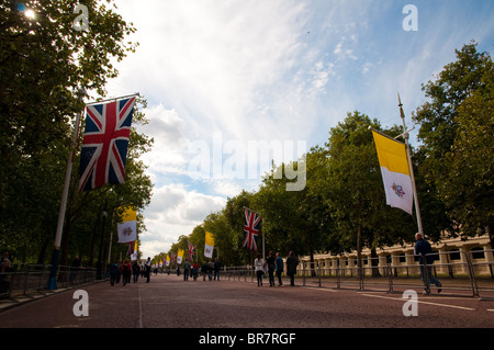 Bandiera della Città del Vaticano in volo in the Mall a Londra a fianco della Union Jack Foto Stock