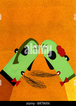 Due uomini sostenendo un testa a testa Foto Stock