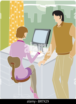 Una donna che parla di un uomo mentre utilizzando un computer Foto Stock