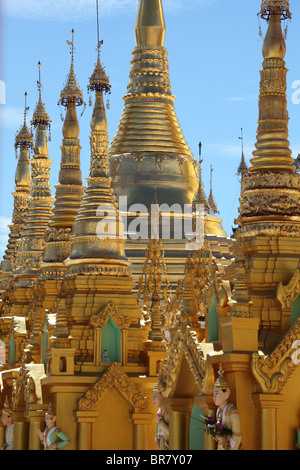 Luccicanti in oro e decorata con diamanti, l'enorme Shwedagon pagoda (anche Shwe Dagon Pagoda o Shwedagon Paya) nell Arcidiocesi di Yangon Foto Stock