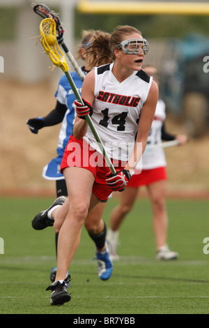 Una Università cattolica player in attacco contro Marymount University durante un college lacrosse gioco, 11 aprile 2007. Foto Stock