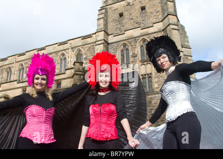 Popolo di in Perths 800 celebrazioni   sfilata di carnevale a celebrare la Sala da Concerti di Perth il quinto compleanno  Perthshire, Scotland, Regno Unito Foto Stock